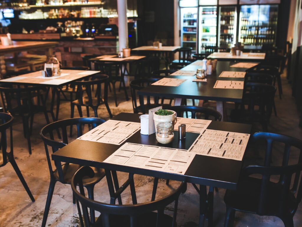 Interior de un restaurante, uno de los sectores que atiende EFECTI BPO